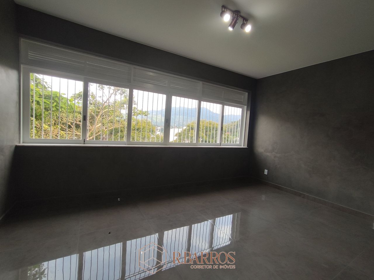 Residencial - Excelente imóvel, amplo, no centro da cidade | Código:CS077