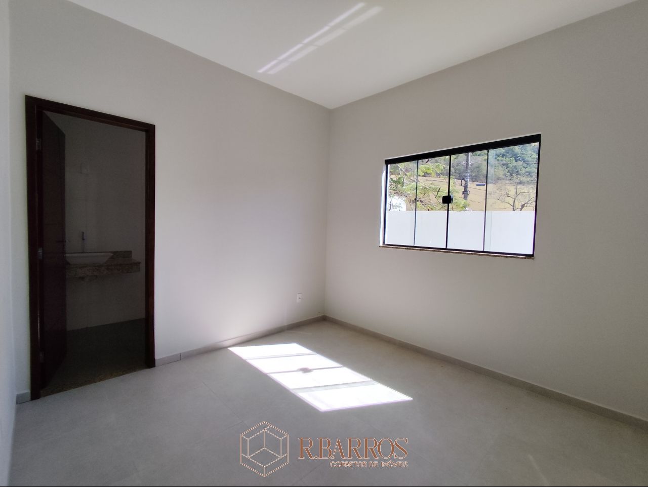 Residencial - Imóvel charmoso em terreno murado e gramado | Código:CS118